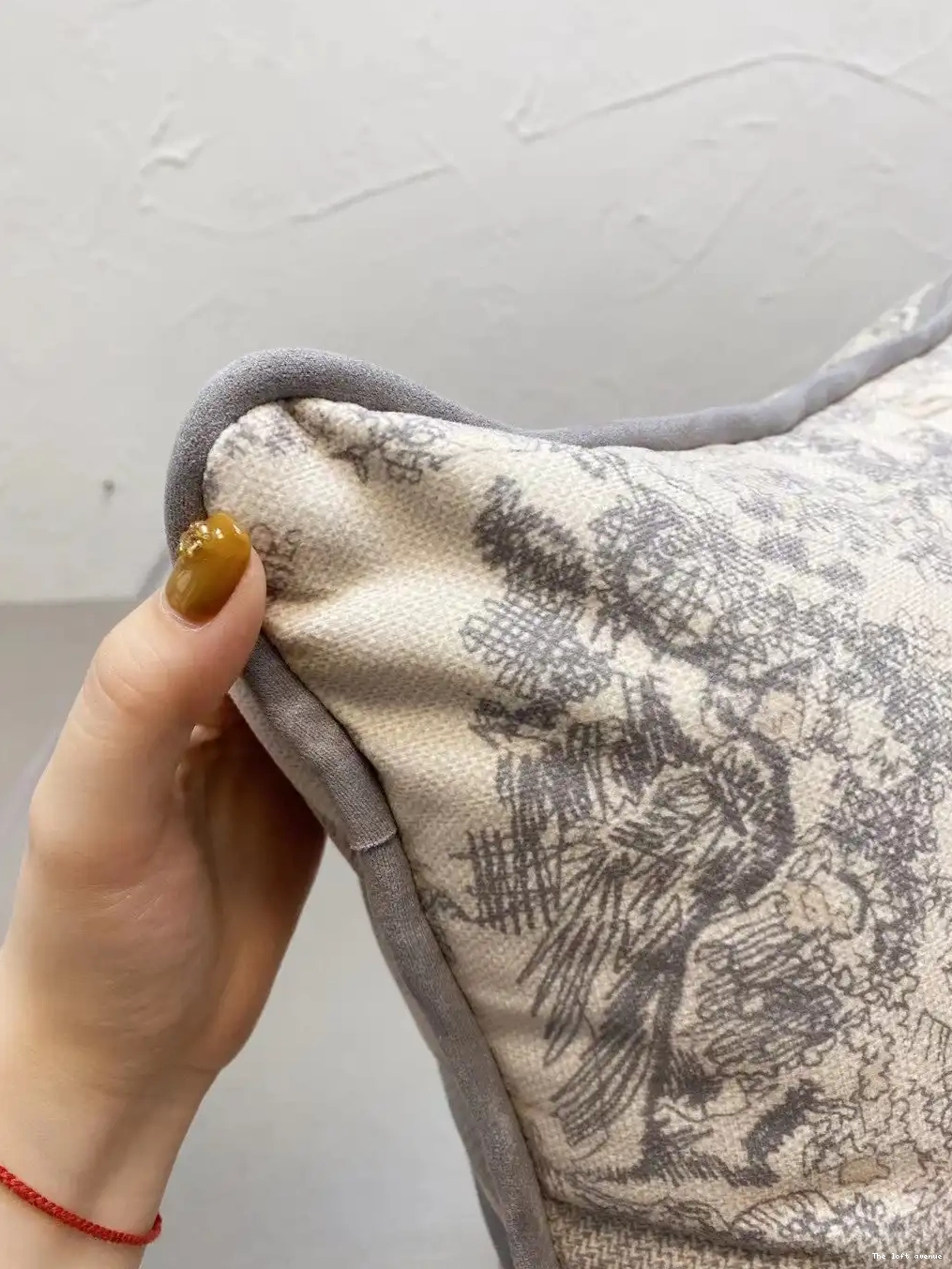 PILLOW THROW GREY CHRISTIAN 0618